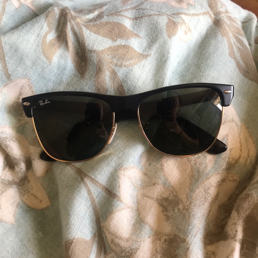 Ray bans club master!